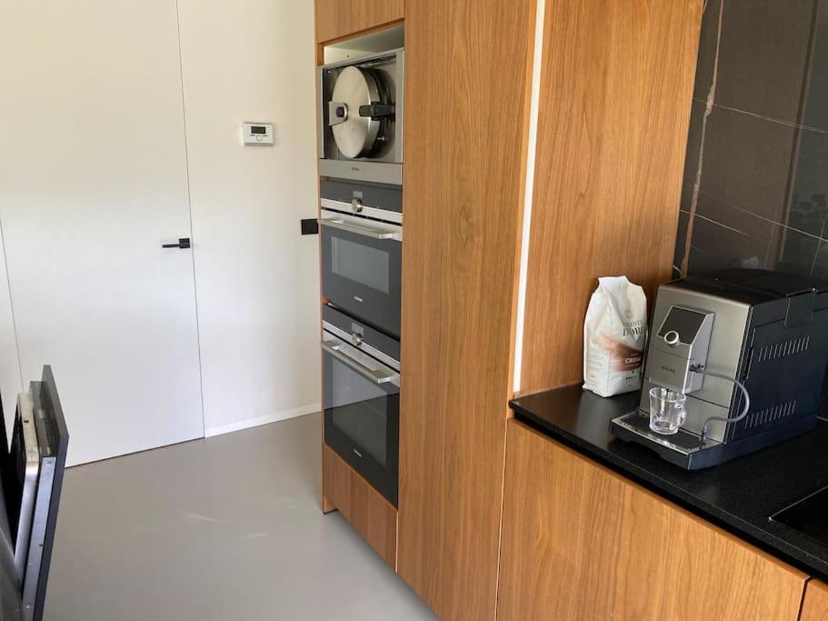 Villa Modern Spatious House Near
